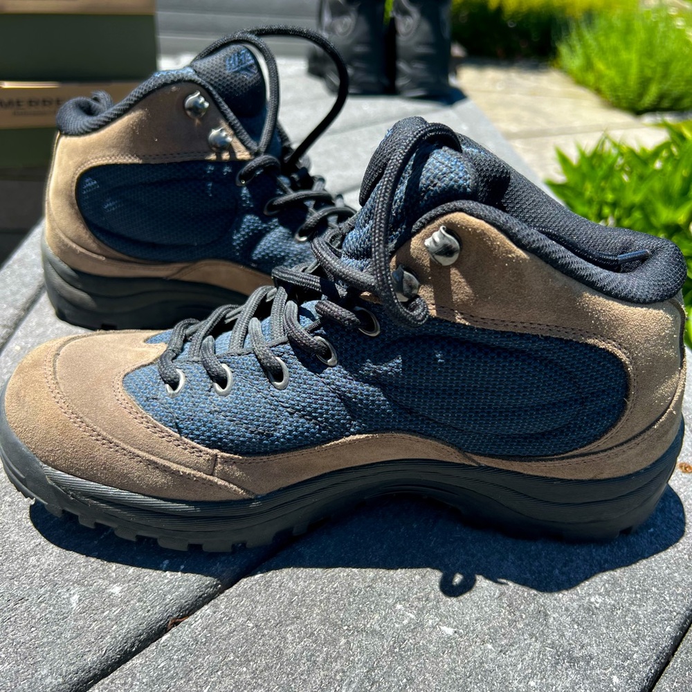 CLEARANCE NWOT Men’s Hi-Tek Tan and Navy Hiking Boots Size 9